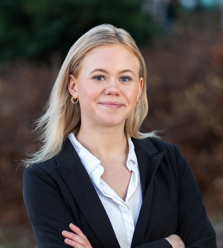 Annika Louise Hisdal, Medhjelper student