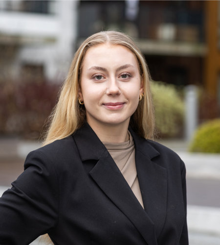 Tiril Adelheid Sveen, Medhjelper student