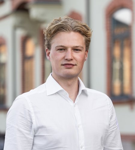 Sander Elias Eekma, Medhjelper Student