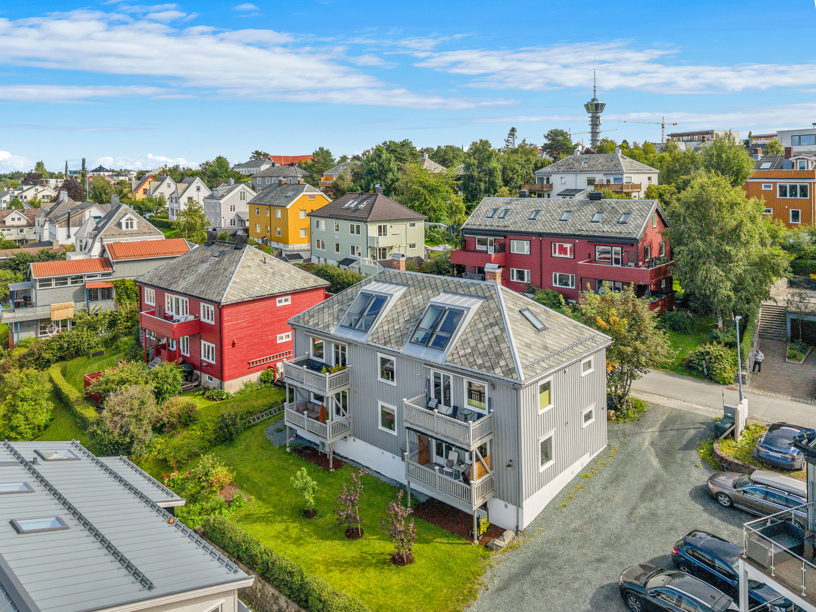 Pen og innholdsrik 1/4-part over to plan | 3 soverom og 2 stuer | Solrik veranda mot vest | Parkering | Berg skolekrets