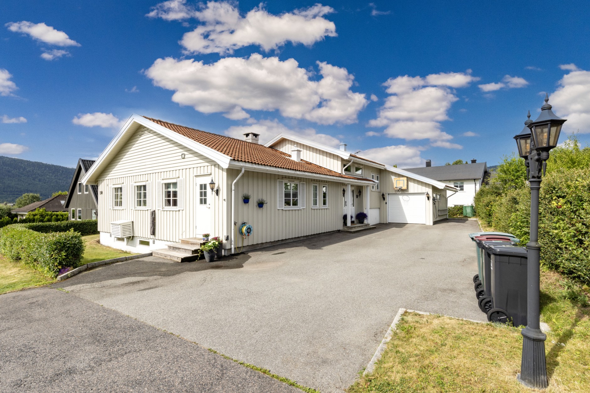 Innholdsrik og velholdt familiebolig med integrert garasje | Nyoppussede bad og stor hage | Barnevennlig i blindvei
