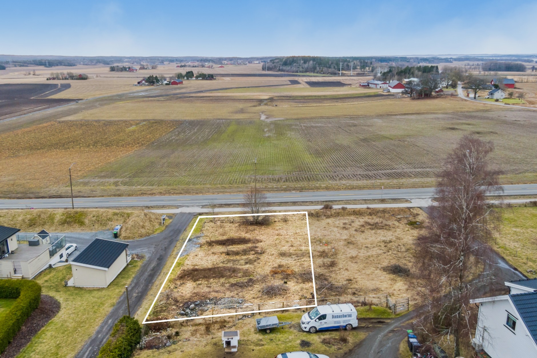 Land, 823 m²