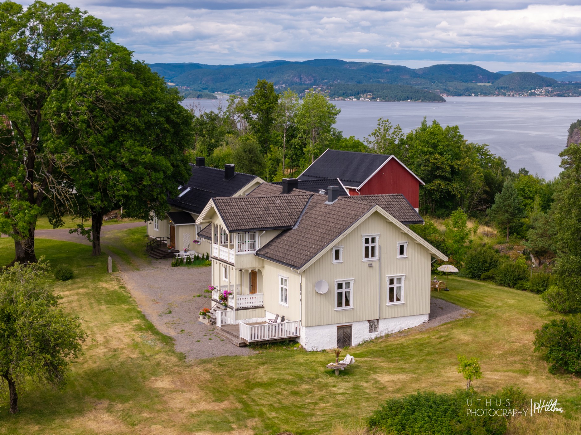 Våleveien 220 og 222, HOLMESTRAND